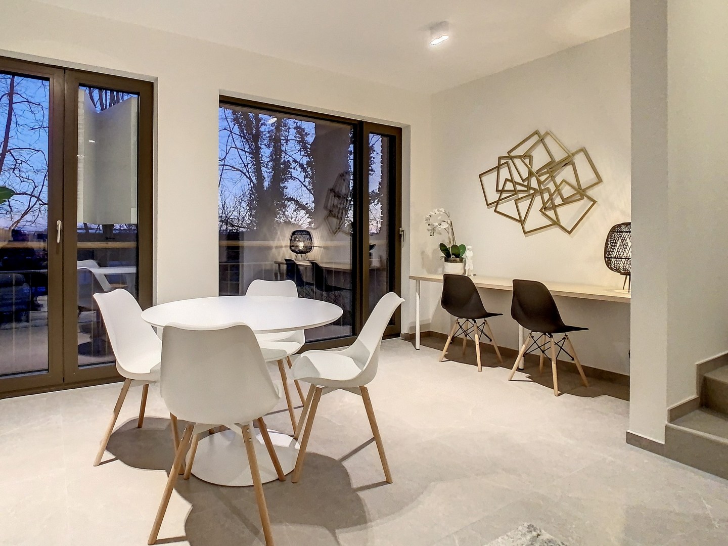 Leefruimte met hoekje voor bureau/leeshoek