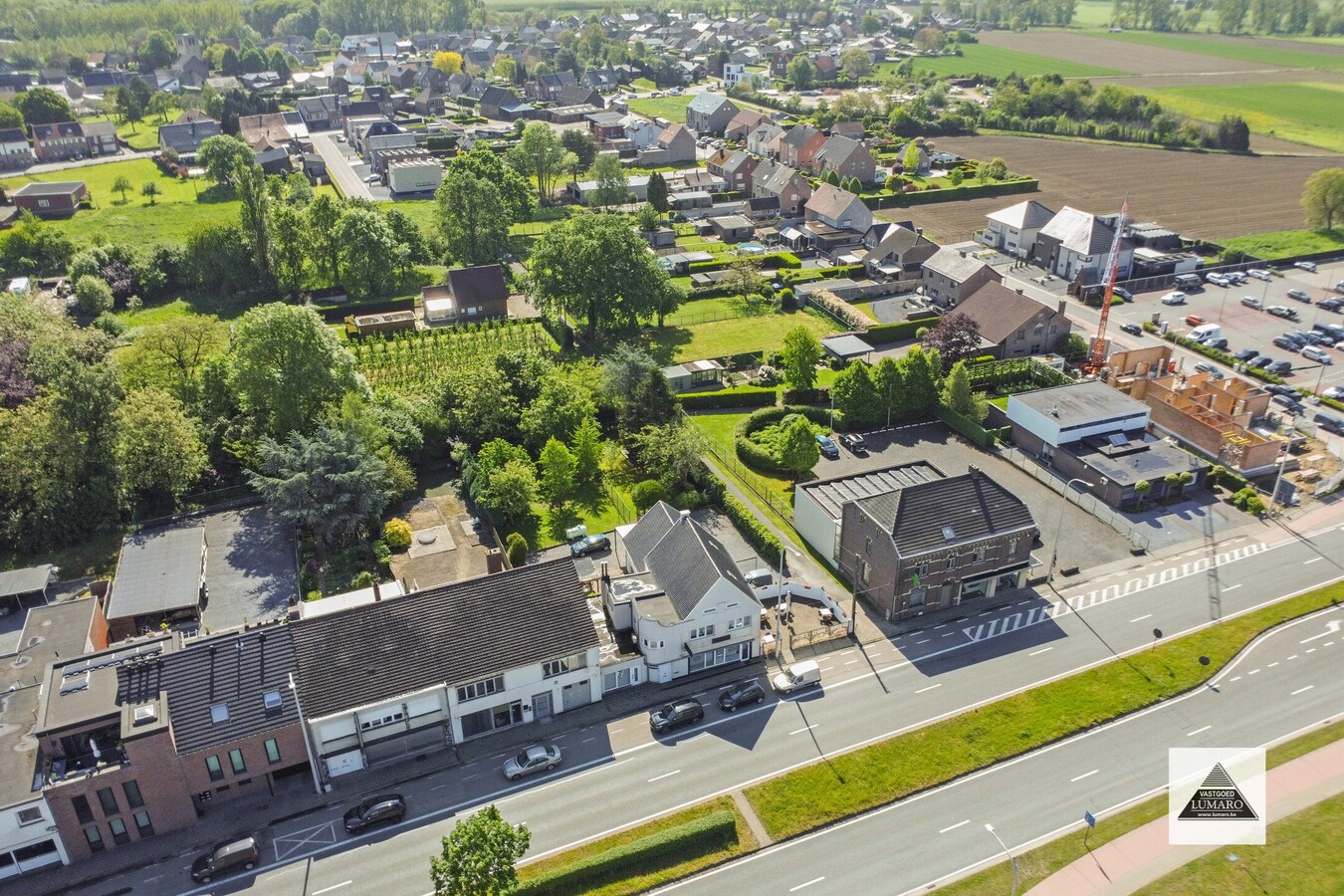 2  woongelegenheden met handelsruimte , grote tuin, 1448 m² 