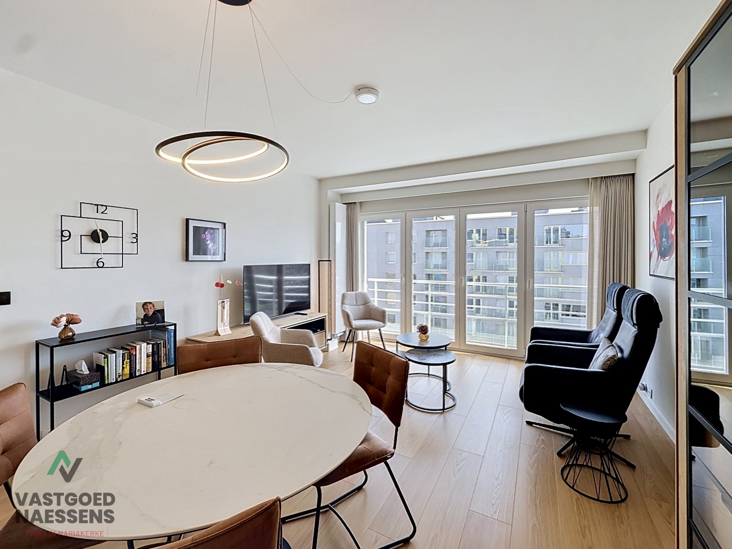 Nouvel appartement rénové d'une chambre avec vue latérale sur la mer. 