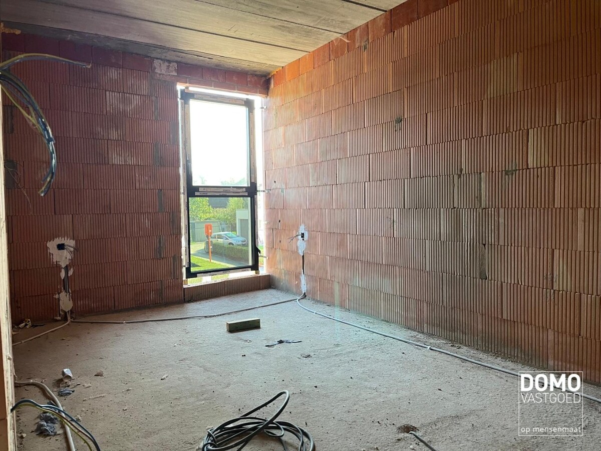 MODERNE NIEUWBOUWWONING IN AANBOUW TE KURINGEN 