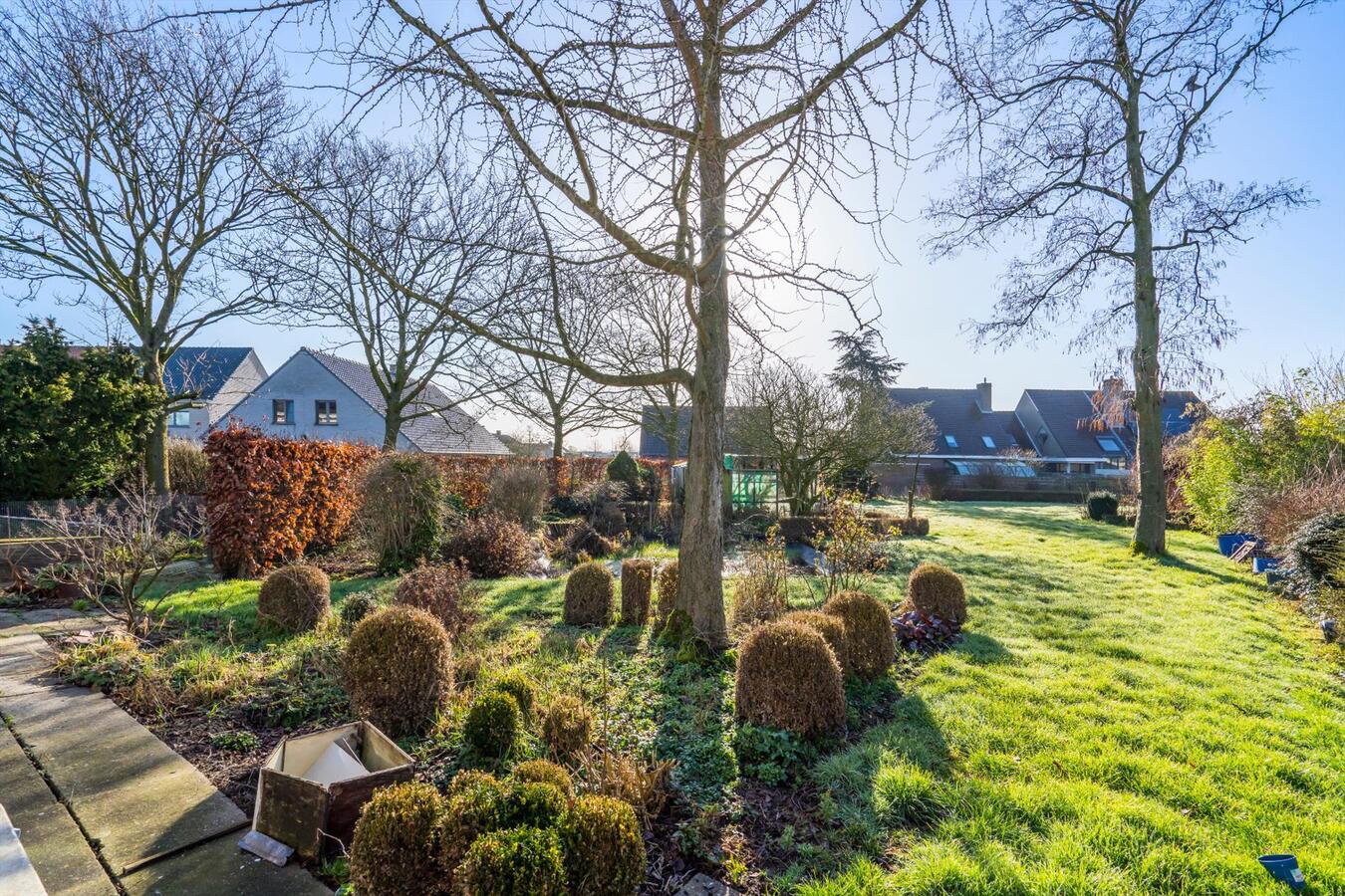 Residentieel gelegen karakterwoning op ruim perceel van 1886 m². 
