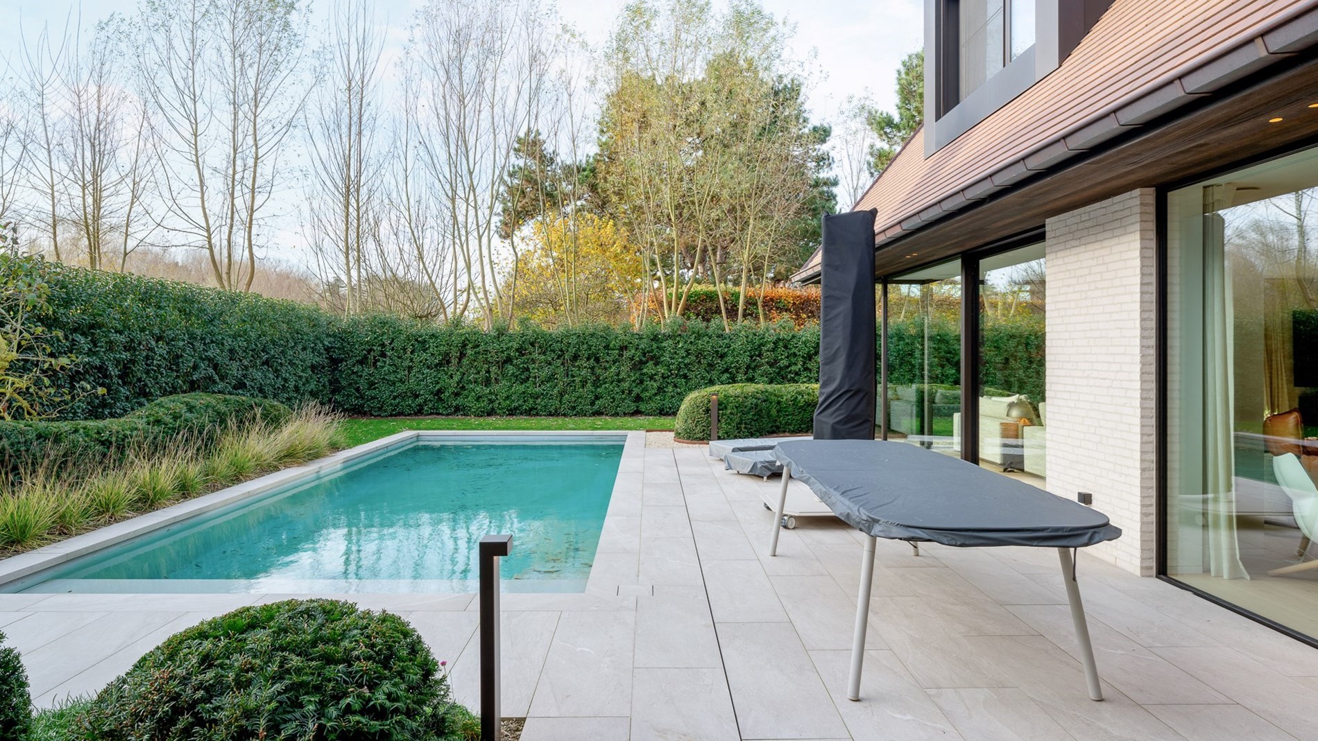 Prachtig vernieuwde villa rustig gelegen tussen Knokke centrum en Het Zoute met een perfecte Zuid-West oriëntatie. 