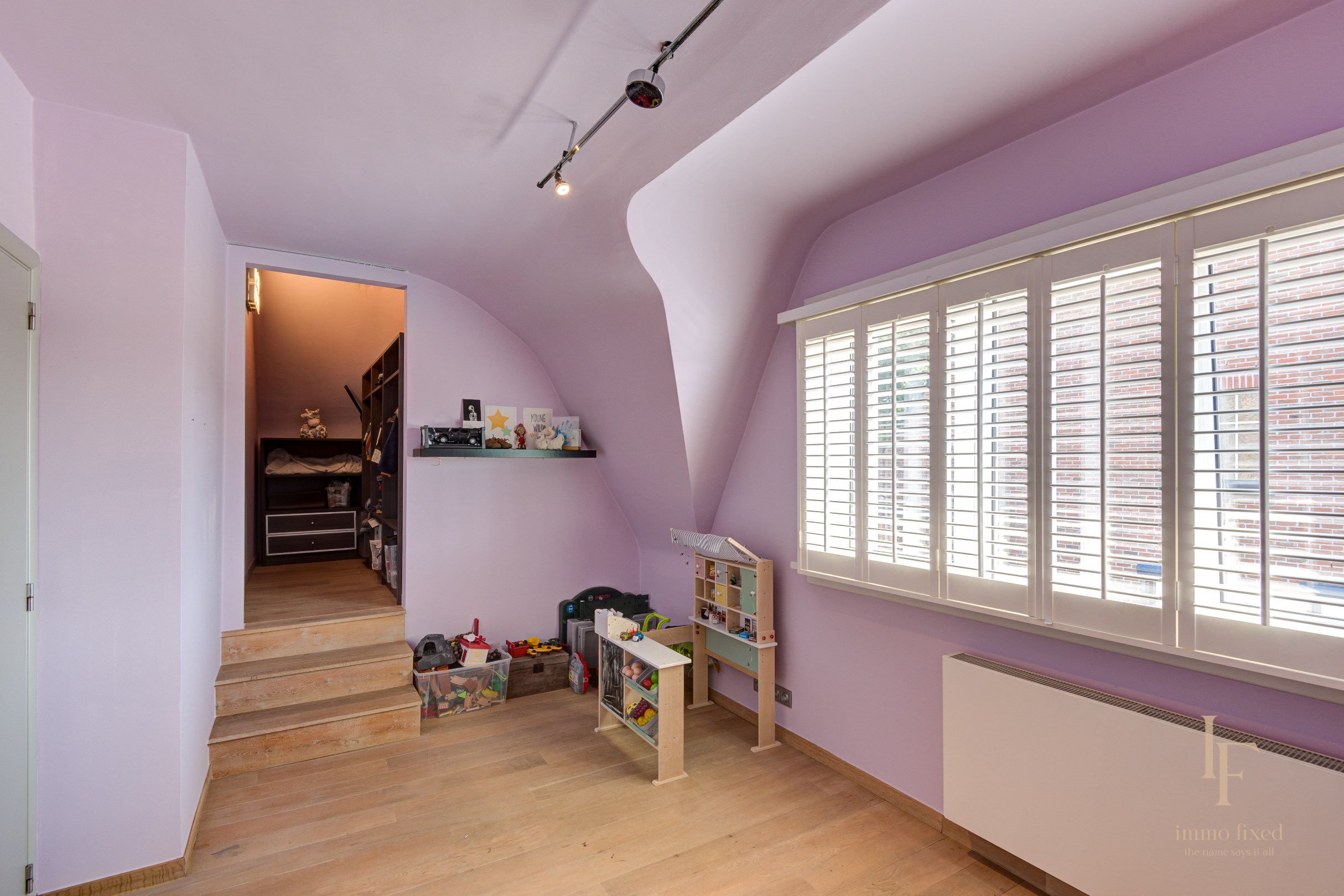 Villa met magazijn, garagebox en 12+ parkeerplaatsen te Kontich! 