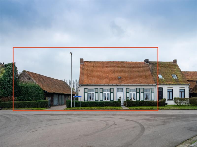 Ruime hoeve met grote schuur en veel potentieel. 