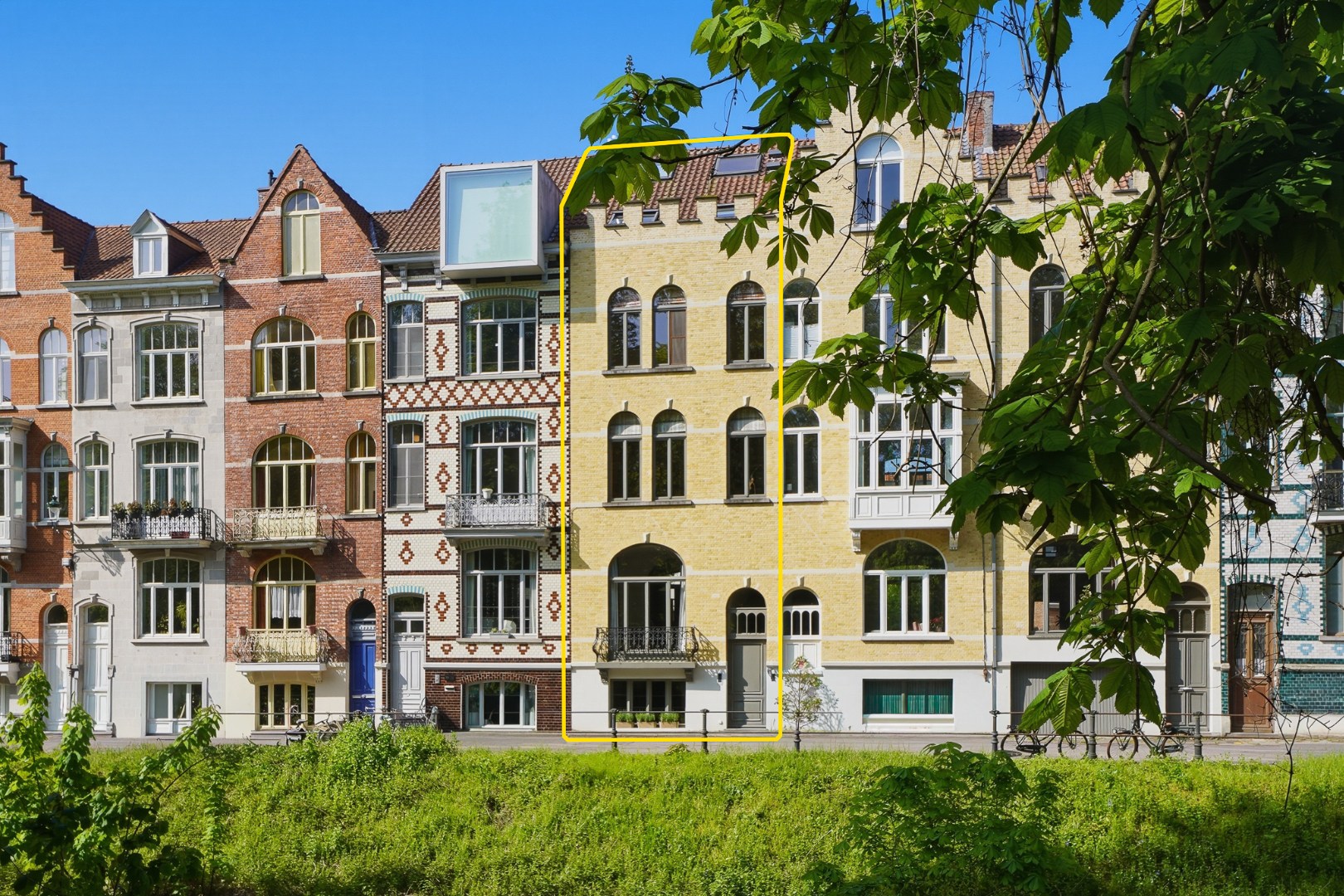 Exclusief gerenoveerd burgerhuis met zonnige stadstuin! 