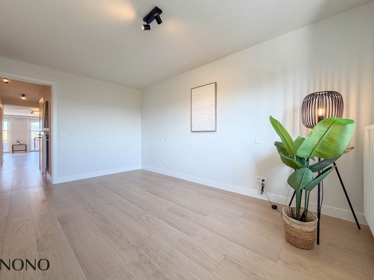 Fantastisch 2-slaapkamer appartement met staanplaats en terras pal in de Doorniksewijk !  *** NONO INSPIRED *** 