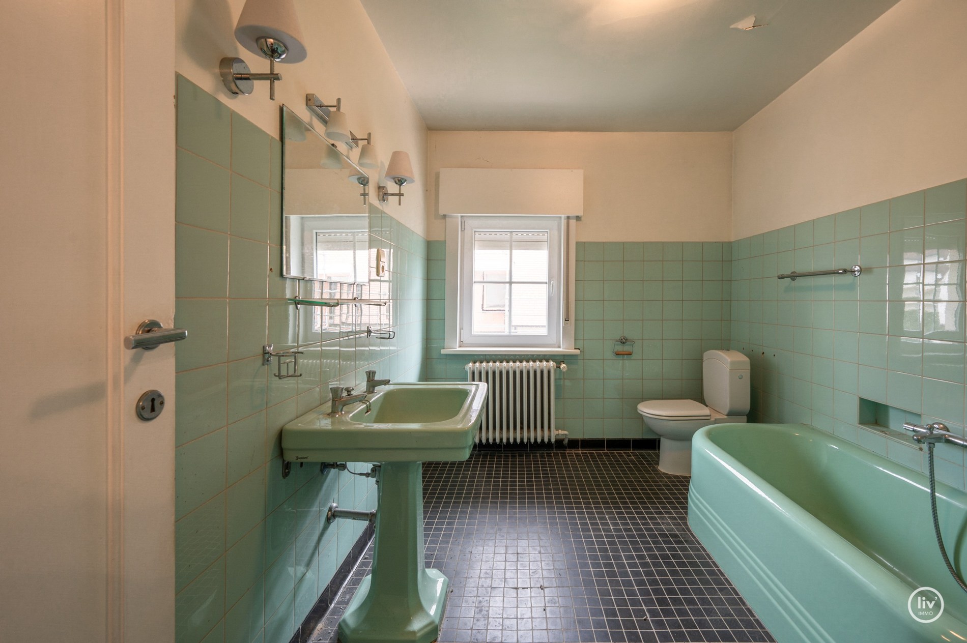 Charmante te renoveren koppelvilla op toplocatie in Knokke, langs de prestigieuze Elizabetlaan en op wandelafstand van strand en casino (met inpandige garagebox) . 