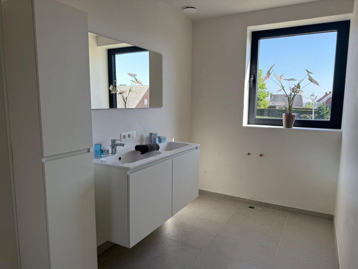 Instapklare nieuwbouwwoning in rustige recente woonwijk 