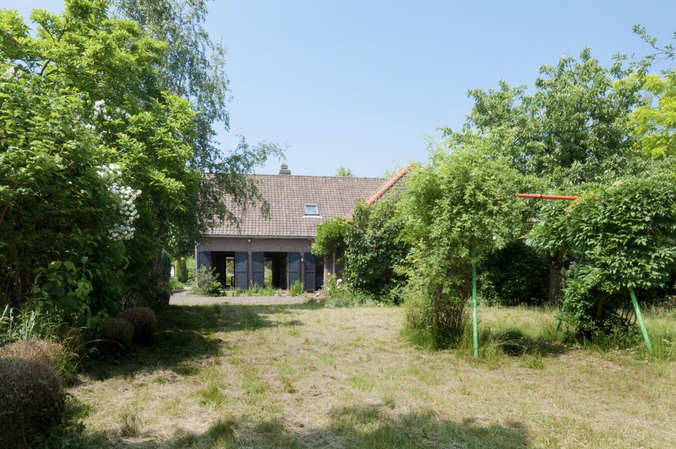 Ruime woning met prachtige tuin en open zicht 