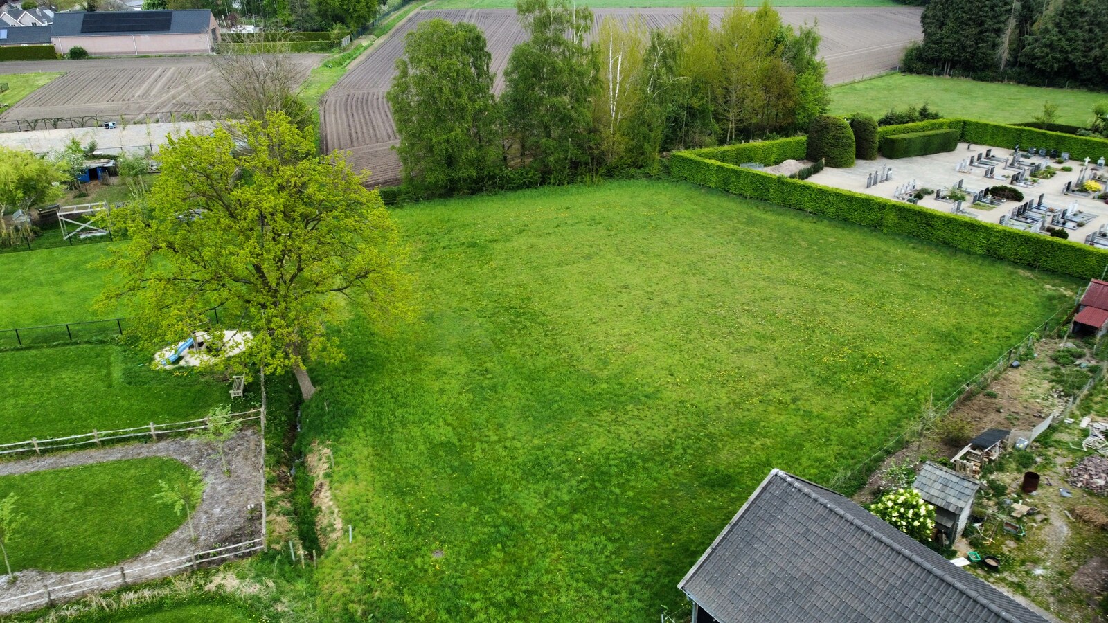 Ruime bouwkavel te koop van 3.405 m2 voor de bouw van een vrijstaande woning met bijgebouw. 