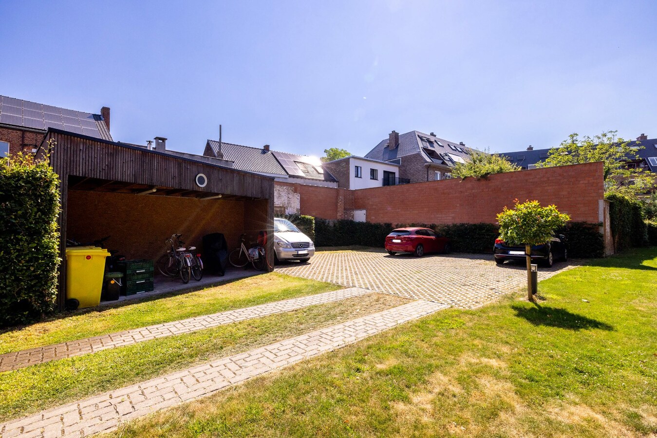 Instapklaar dakappartement met lift, 2 terrassen en parking 