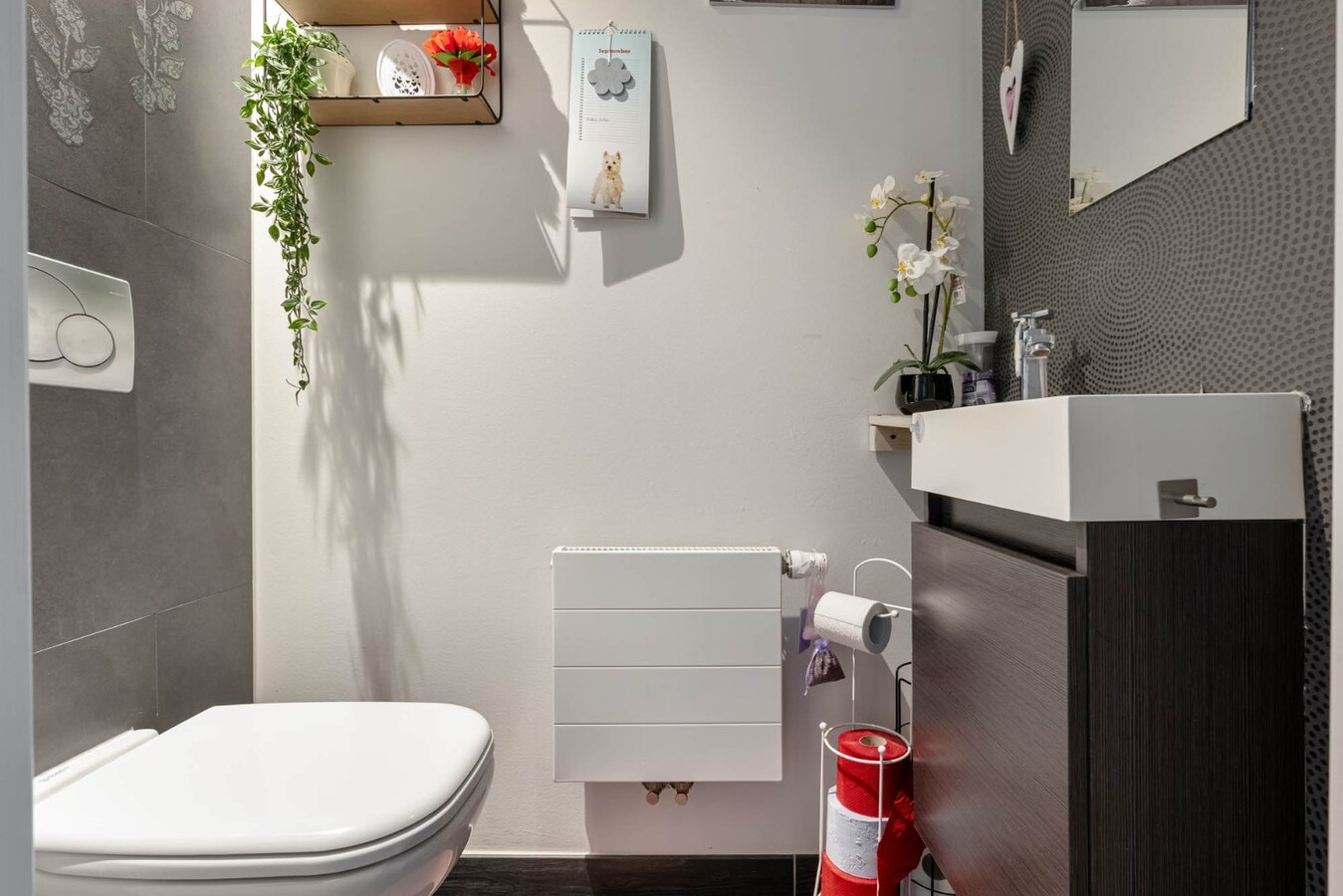 Gelijkvloers INVESTERINGSAPPARTEMENT vlakbij centrum met fraai terras en autostandplaats. 