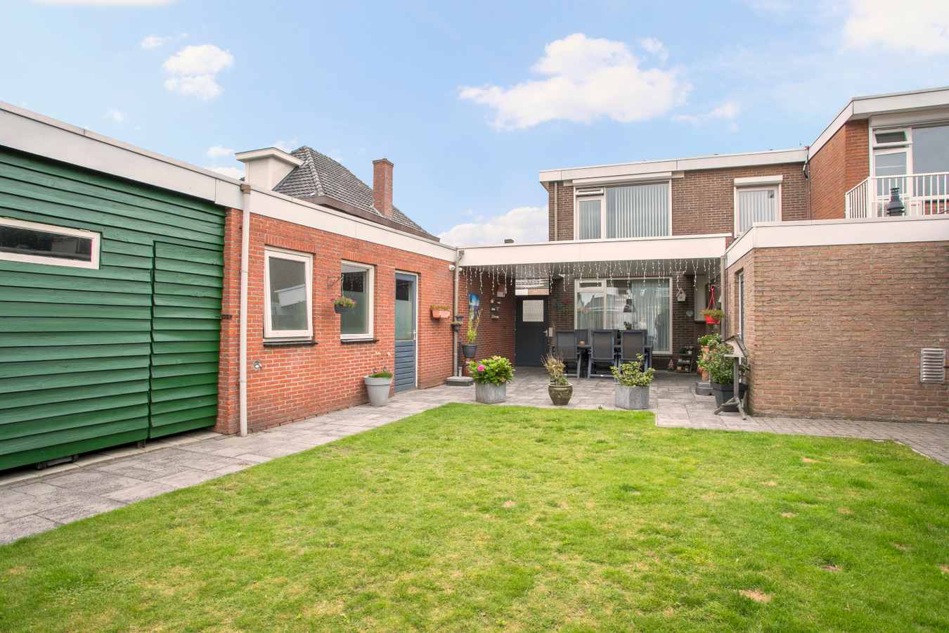 Hoekwoning met garage, carport, overkapping en bergingen gelegen op 326m2 in het centrum van Bladel. 