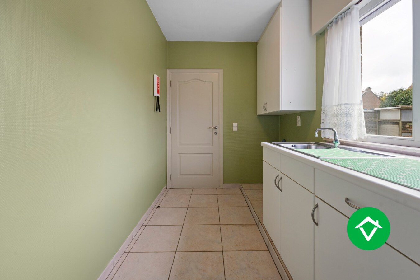 Kloeke woning met 4 slaapkamers in een woonwijk te Ichtegem. 