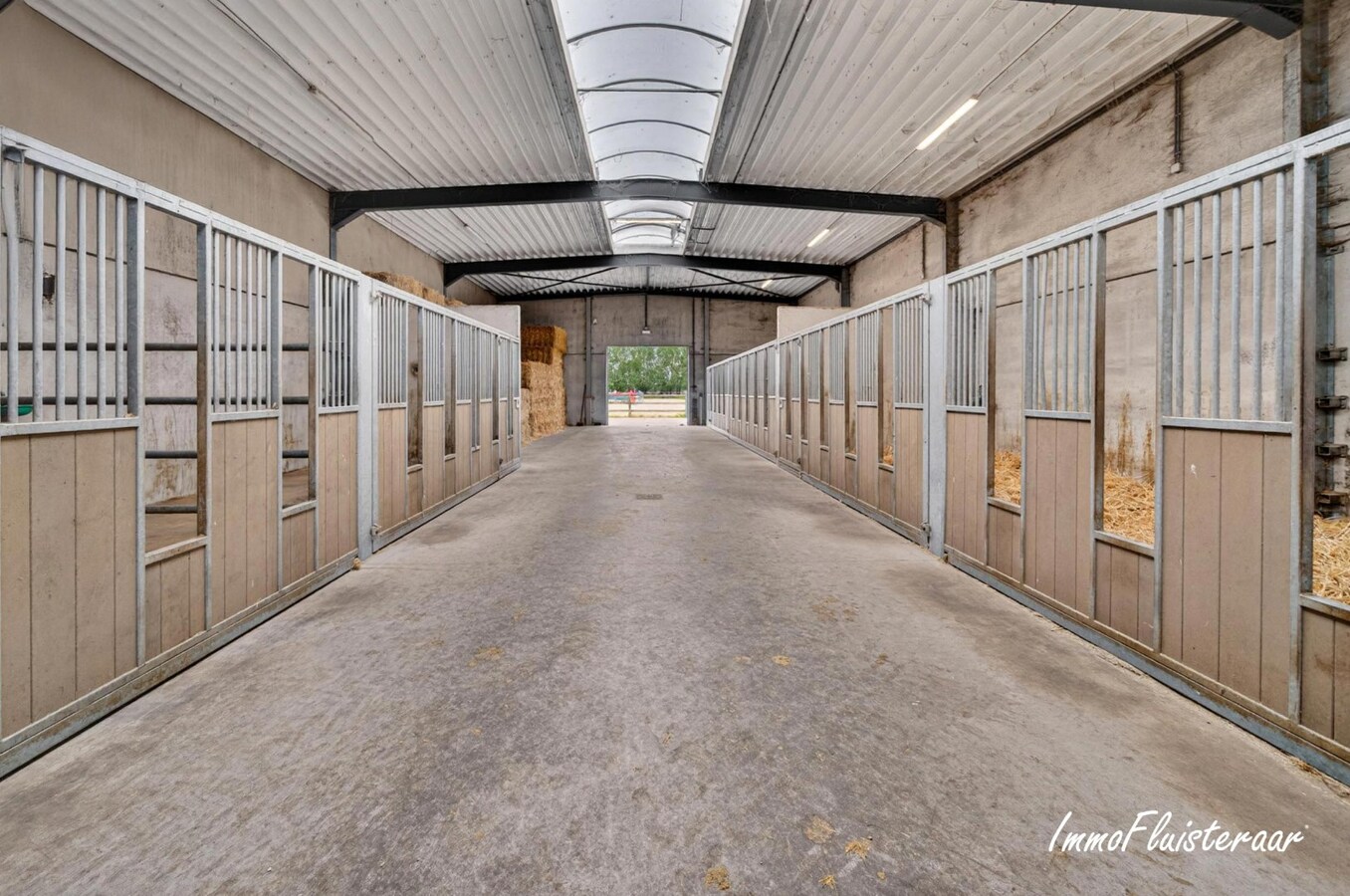 Exclusieve villa met professionele hippische accommodatie op ca. 14,5 ha (mogelijkheid tot aankoop extra gronden) te Astene (Deinze) 