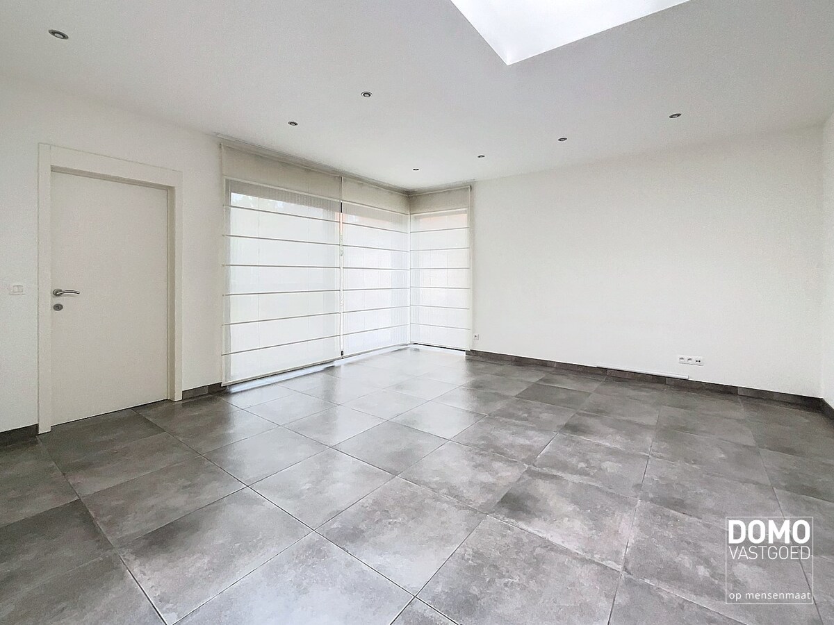 VOLLEDIG GERENOVEERDE WONING MET TUIN EN 3 SLAAPKAMERS RUSTIG GELEGEN TE KERMT 