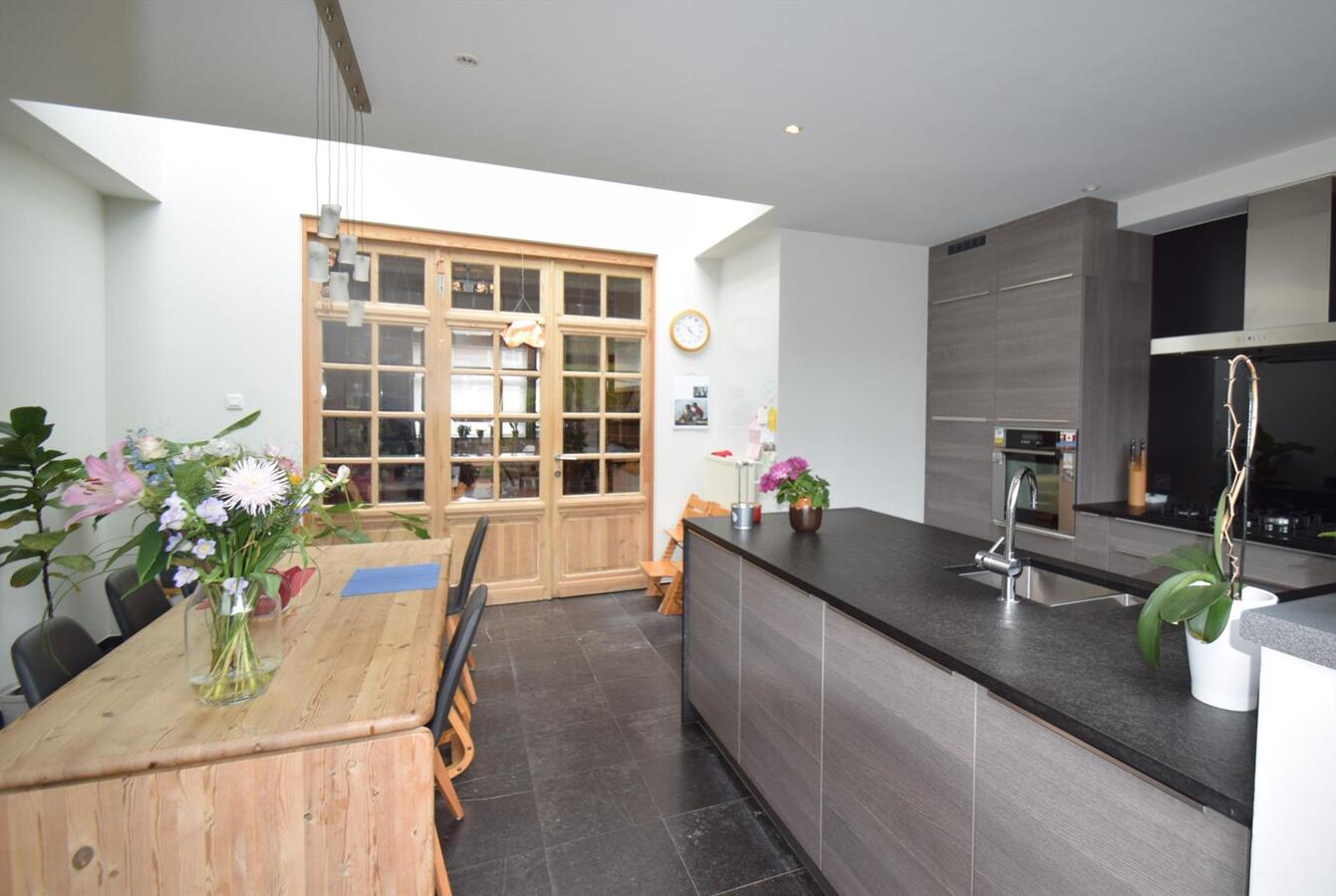 Kwalitatief gerenoveerde, ruime 4-slpk-woning met toffe stadstuin op Christus-Koning 