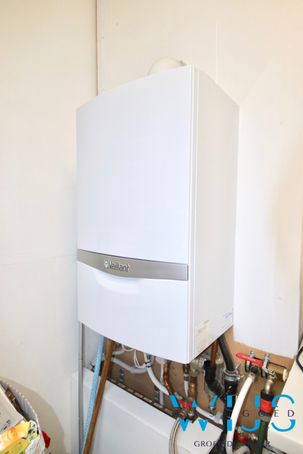 TOTAAL Gerenoveerde bungalow op een TOPlocatie in ERTVELDE ! 