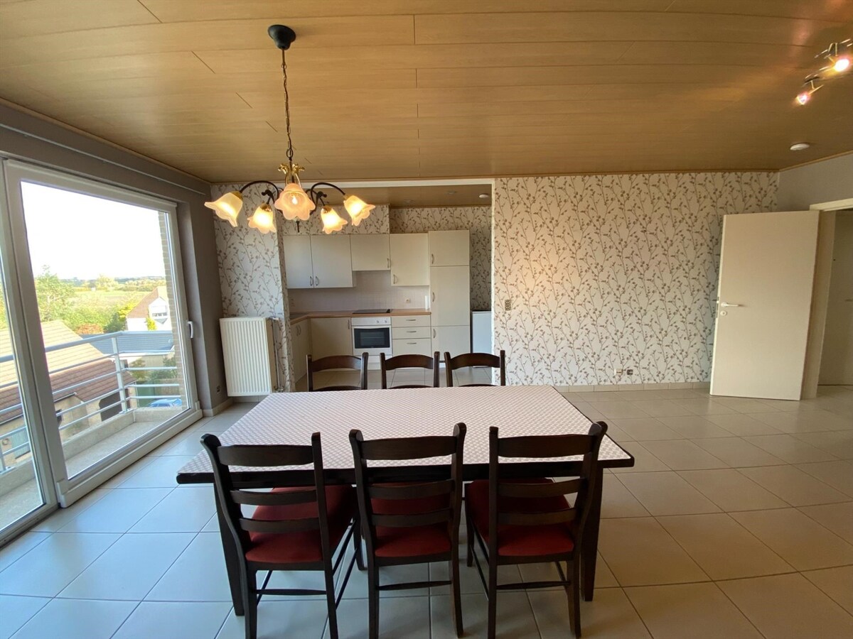 Goed onderhouden appartement met 2 slaapkamers en 2 terrassen 