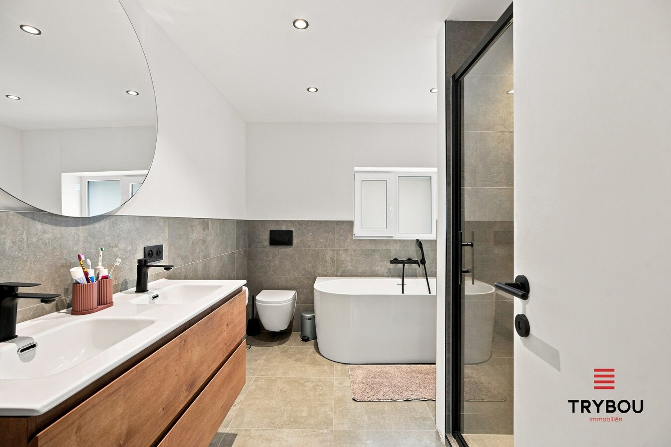 Uitstekende gelegen woning met loods en tuin! 
