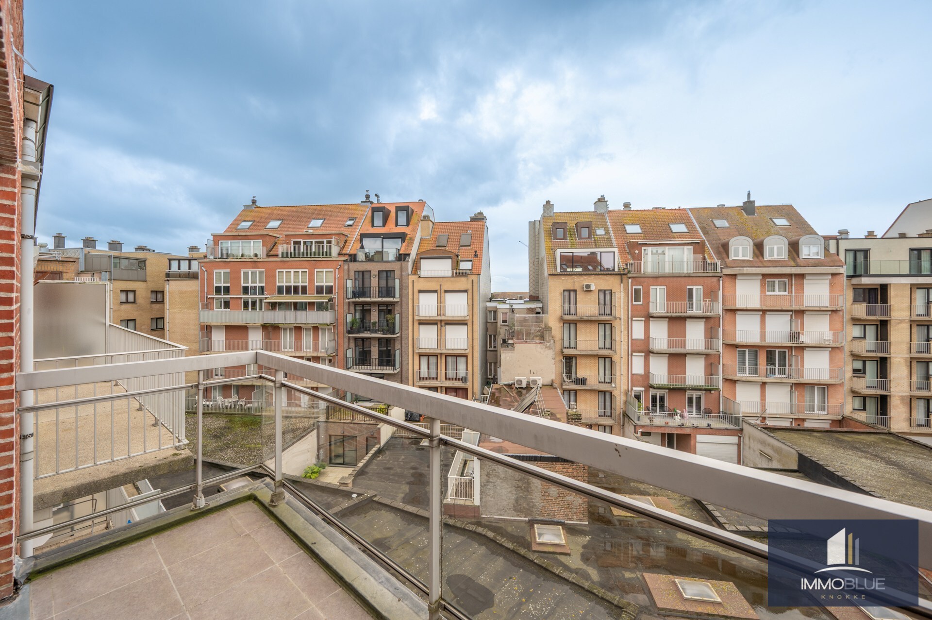 Stijlvol volledig gerenoveerd appartement gelegen nabij het Rubensplein . 