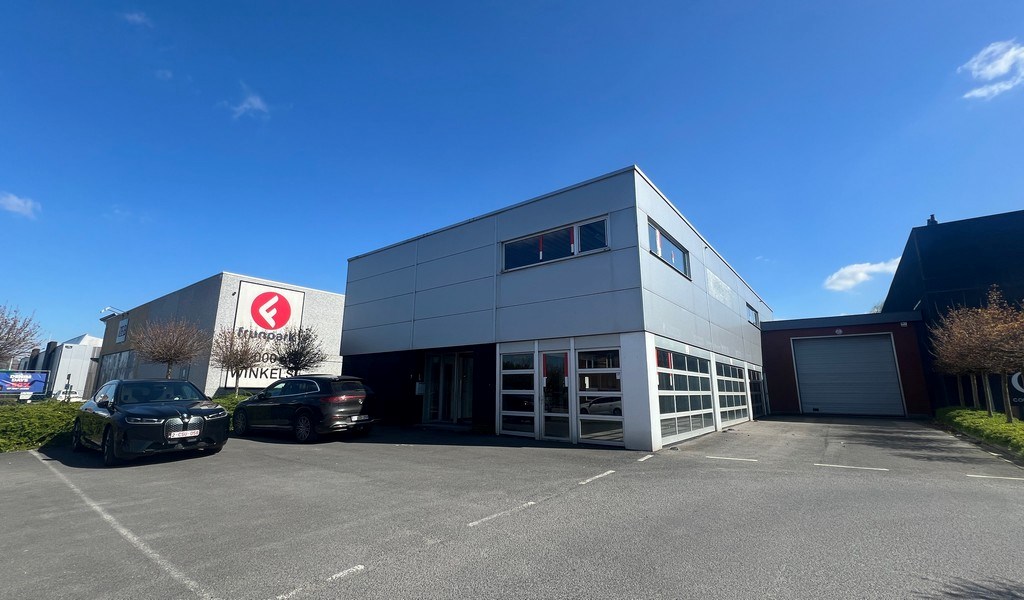 Commercieel gelegen showroom met magazijn te huur in Wetteren