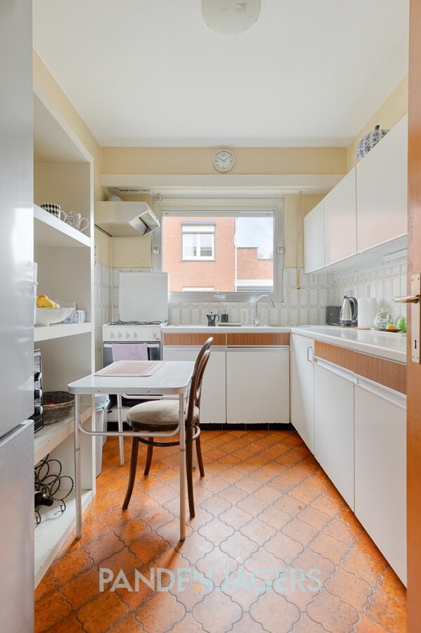 Kleinschalig gebouw met 2 appartementen en 5 garageboxen te Brasschaat 