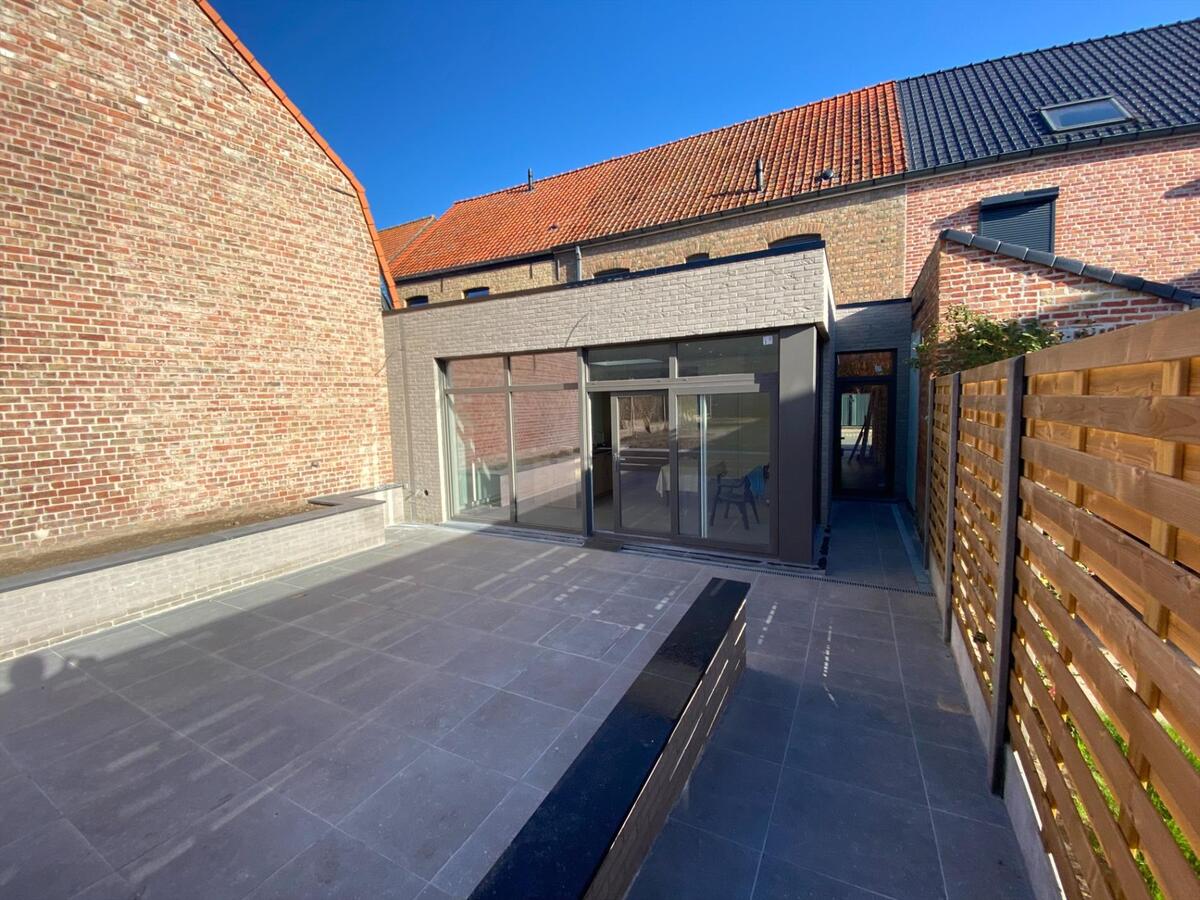 Volledig gerenoveerde woning met zonnige tuin, pal in het centrum van Merkem 