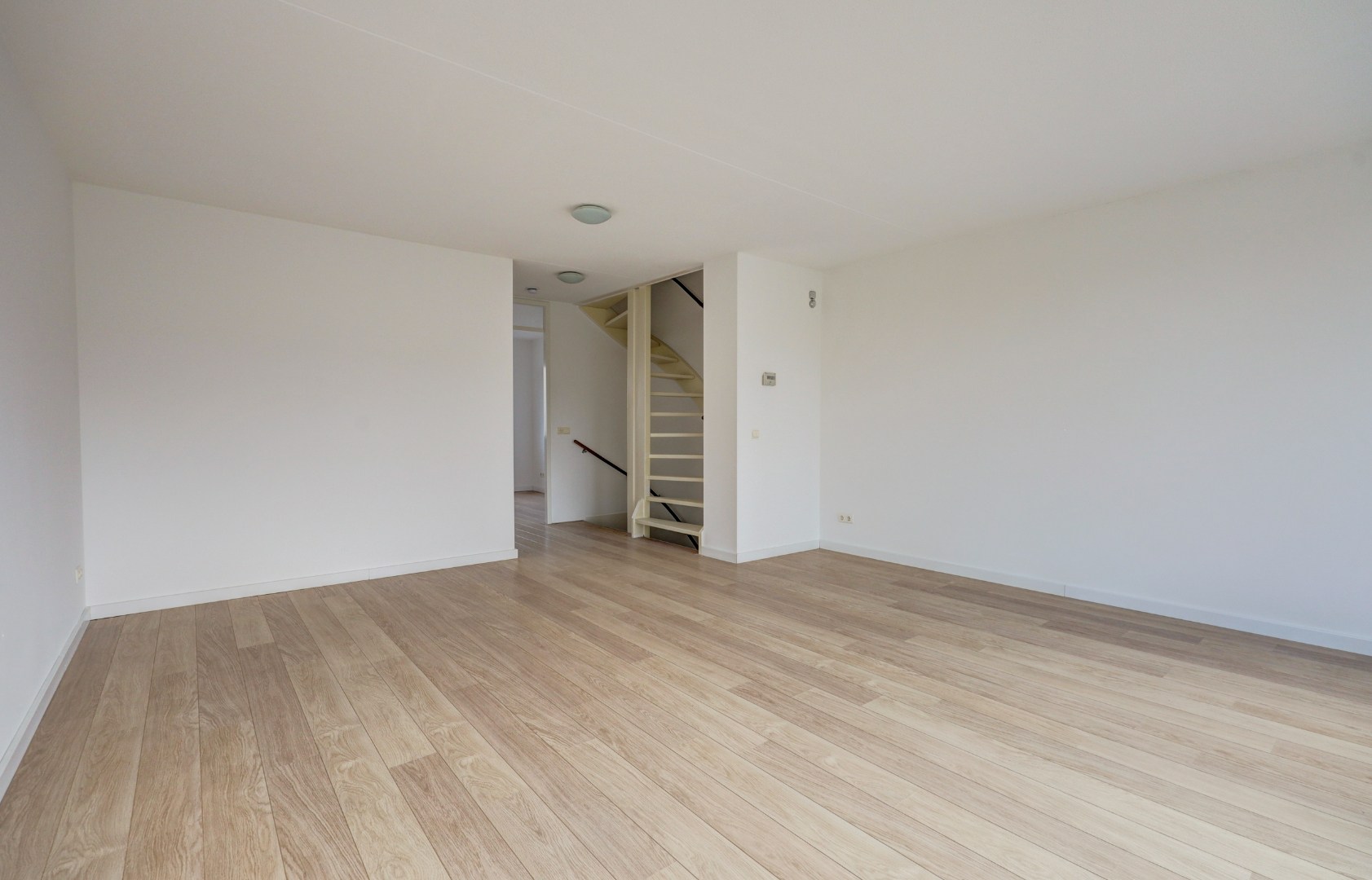 Energiezuinige (A-label) en instapklare 6-kamer tussenwoning met lichte woonkamer, moderne keuken, vijf slaapkamers, zonnige onderhoudsvriendelijke tuin met achterom en gelegen op eigen grond. 