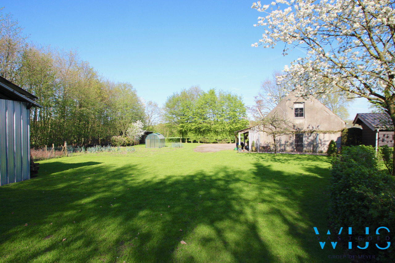 Fenomenaal gelegen Hoeve met bijgebouwen te Assenede ! 
