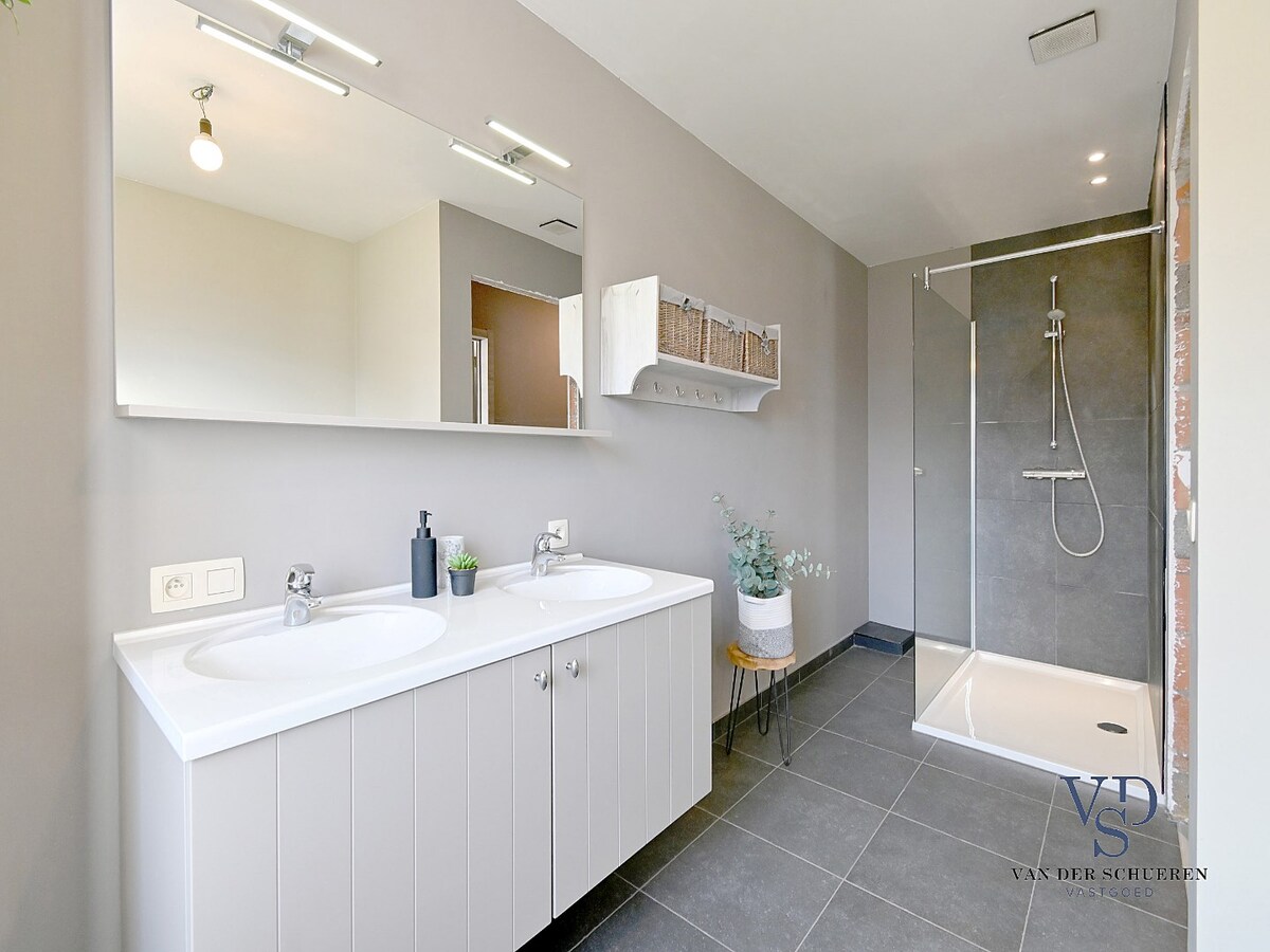 Recente pastorijwoning in hartje Dikkelvenne. 