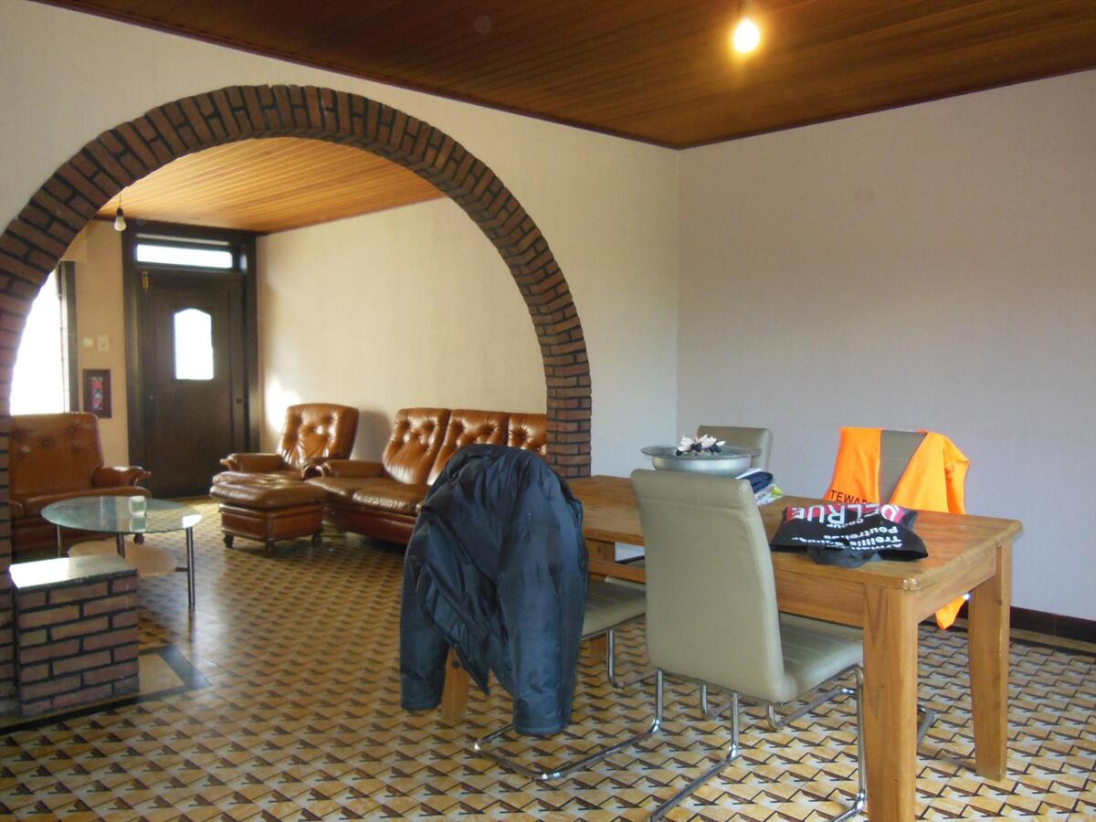 Rijwoning met zonnige tuin en garage 