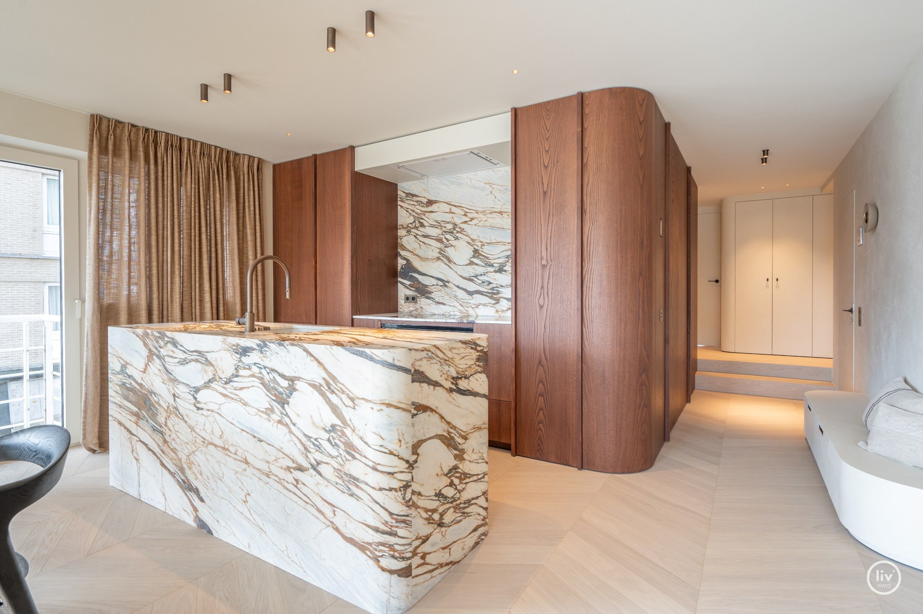 Volledig en subliem gerenoveerd zuid-west georiënteerd hoekappartement in een prestigieuze villaresidentie in het hart van het Zoute. 