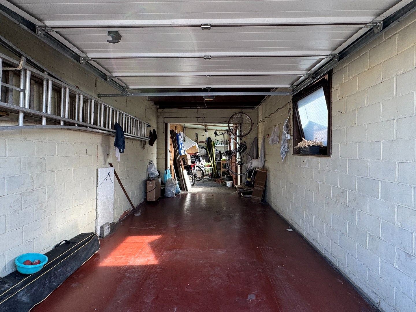 Gezellige woning met stadstuin, garage en uitweg langsachter. 