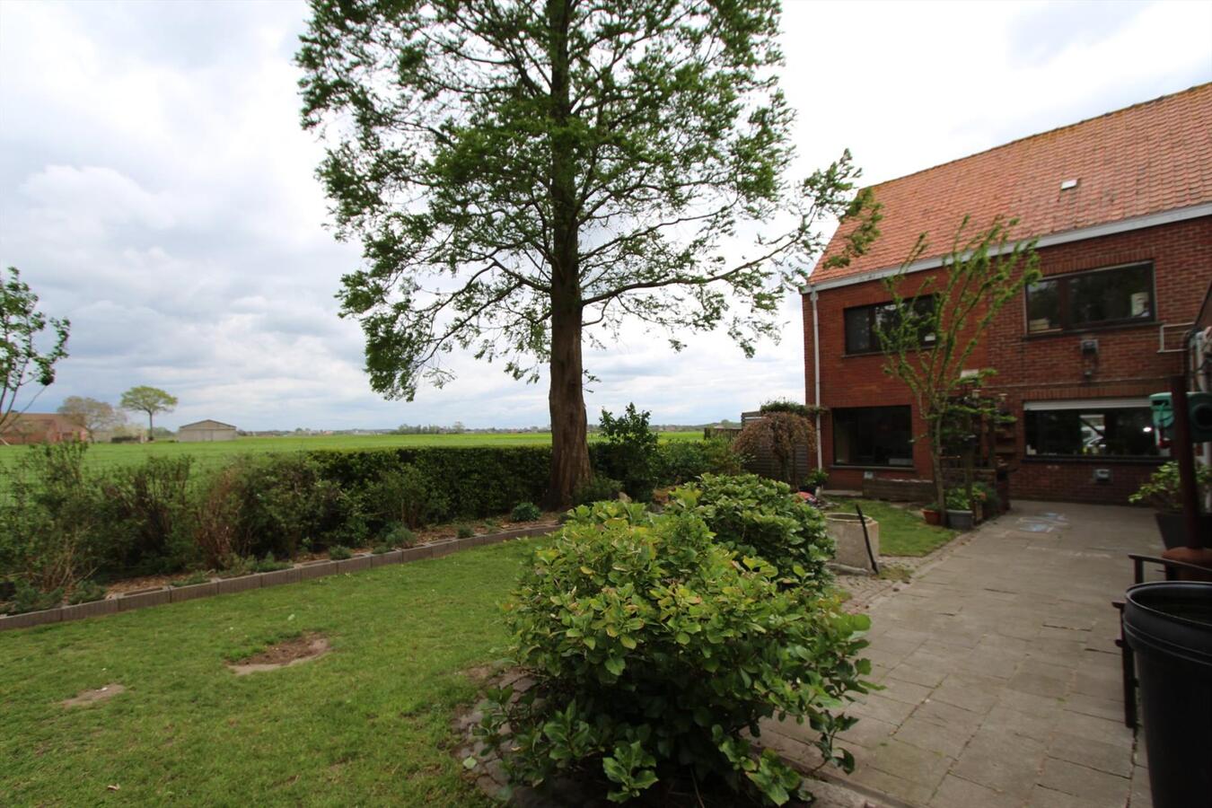 Rustig gelegen woning met 4 slaapkamers en tuin en landelijk uitzicht te Eernegem 