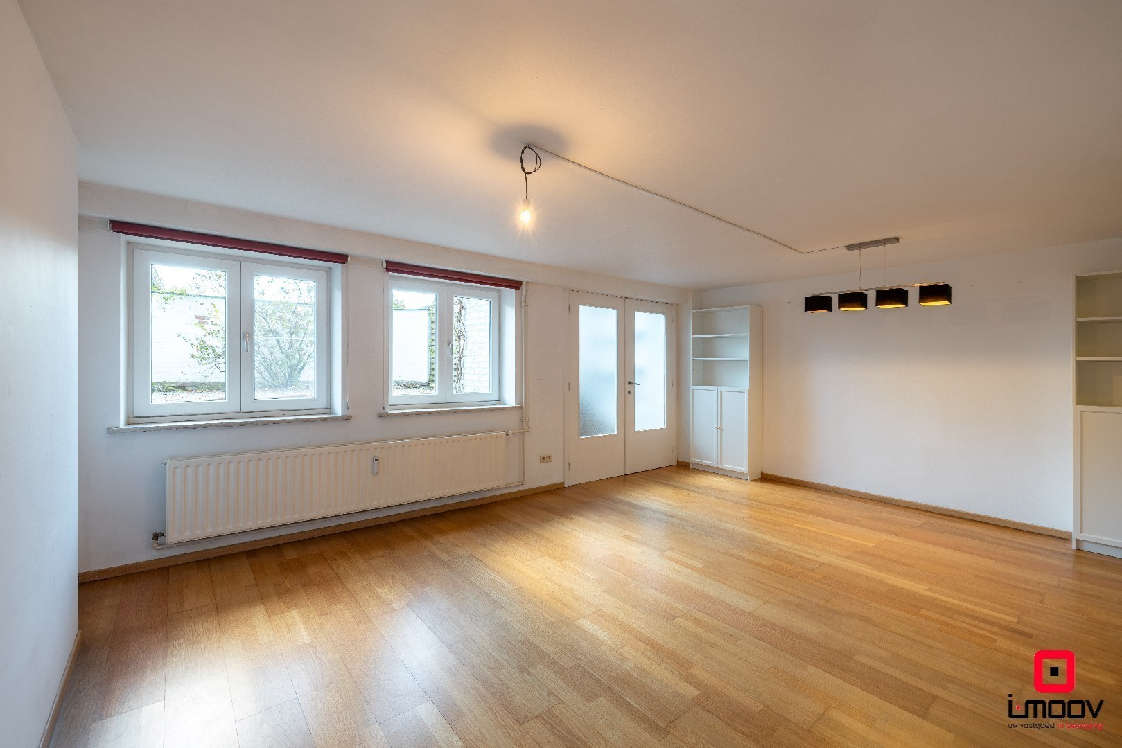 Instapklaar, lichtrijk tweeslaapkamer souterrain-appartement met groot terras &amp; garagebox in topligging – Patijntjestraat Gent 