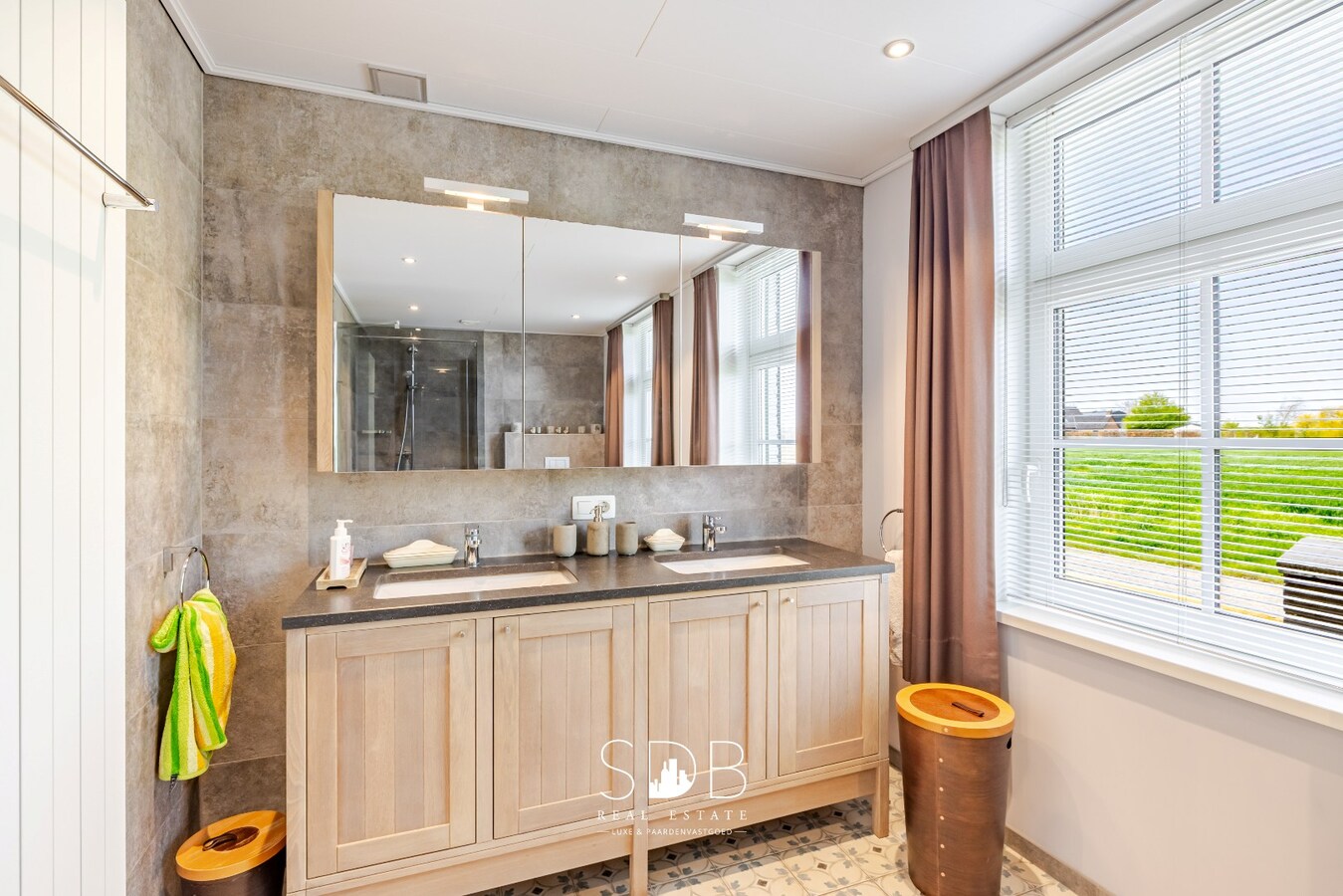 Landelijke woning met authentiek gastenhuis, stalgebouw, graslanden en buitenpiste op 20.285m² 