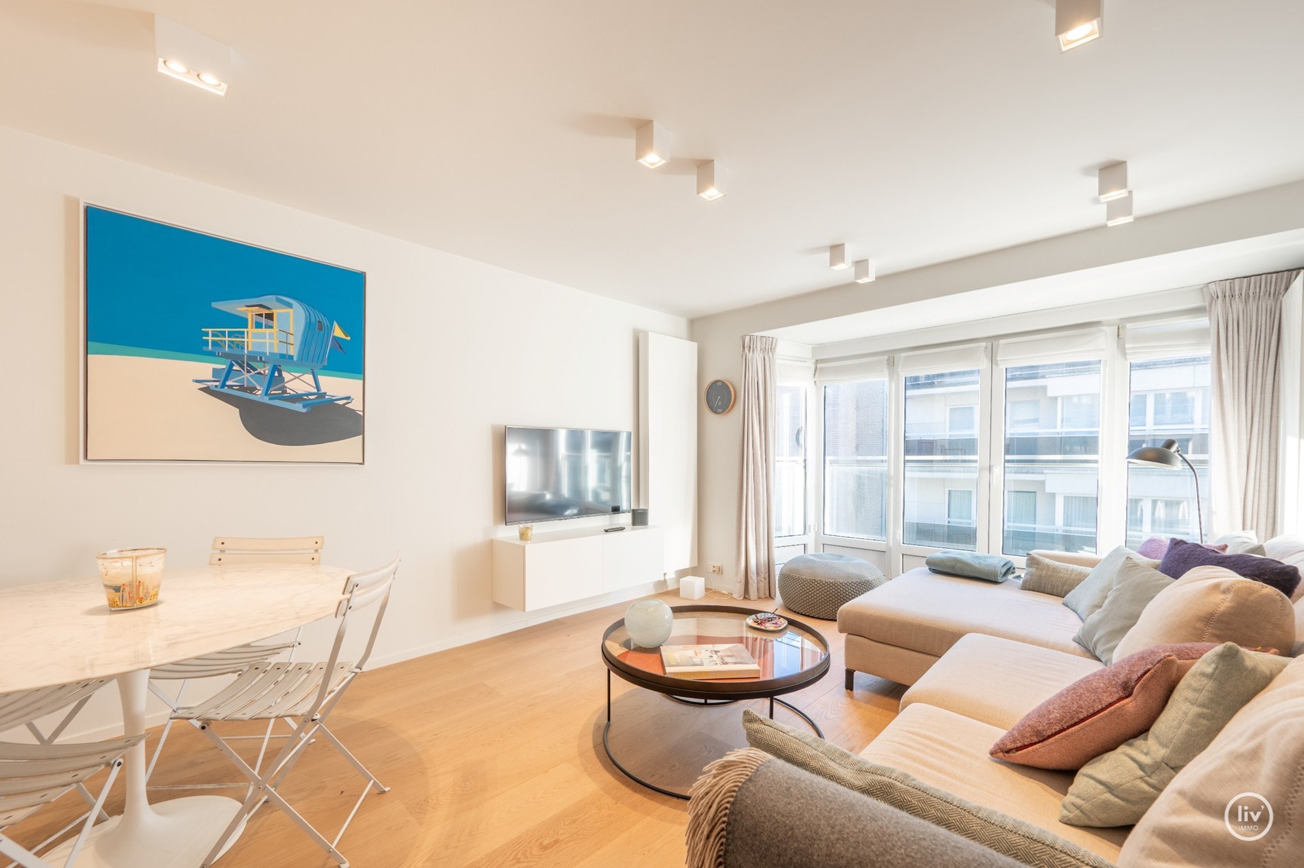 Volledig en stijlvol gerenoveerd 2 slaapkamerappartement met ruim TERRAS nabij de Dumortierlaan gelegen. 