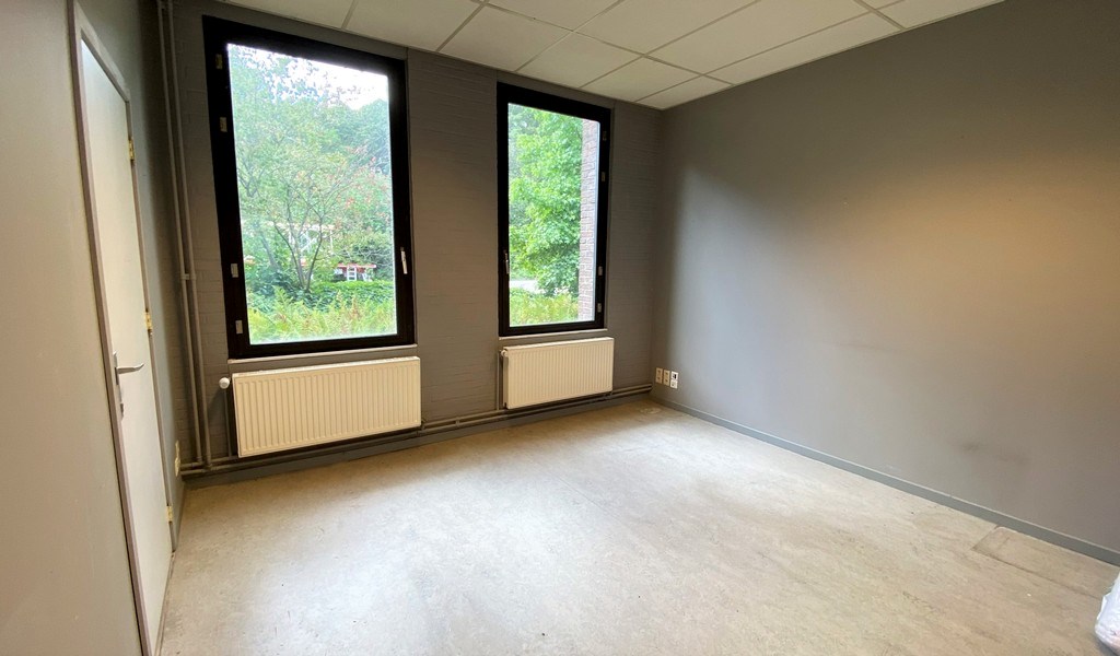 Magazijn met kantoren te huur vlakbij A12 in Wilrijk