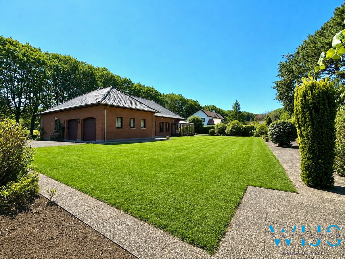 Zeer ruim woonhuis op een prachtig perceel van 1.955 m² in Lembeke 