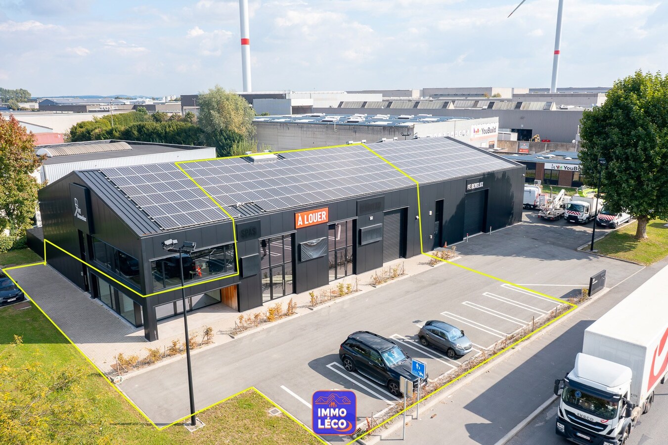 Show-Room rénové de 470m² offrant une situation exceptionnelle, parking et jardin. 