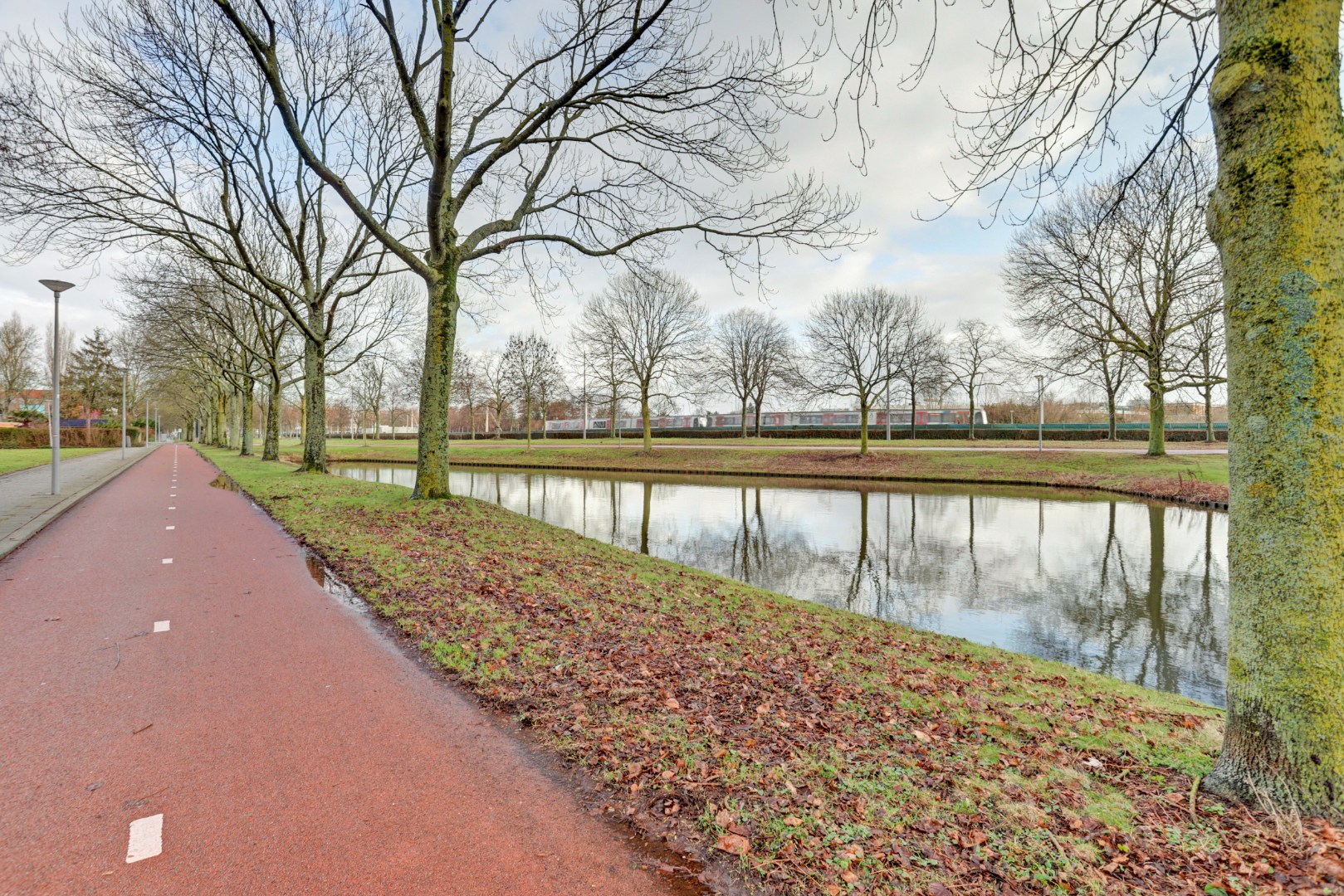 Instapklaar 3(voorheen 4) kamer appartement met royale living en moderne keuken, 2 slaapkamers en berging in de onderbouw. 