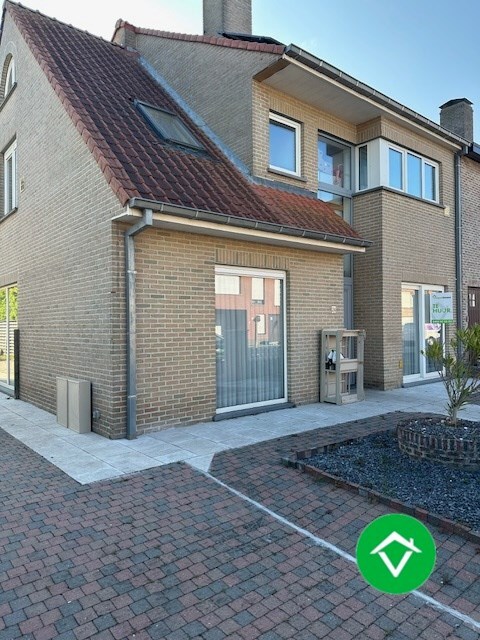 Instapklaar gelijkvloers appartement met tuin en garage in rustige wijk te Eernegem 
