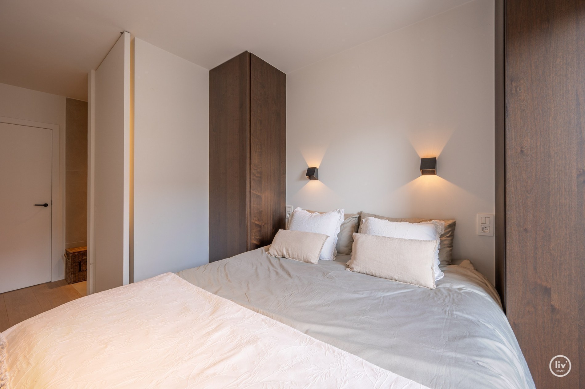 OPENDEURDAG Zaterdag 29/08 - tussen 14u en 16u:  Luxueus volledig gerenoveerd 3 slaapkamer appartement te Parmentierlaan gelegen nabij de Zeedijk. 