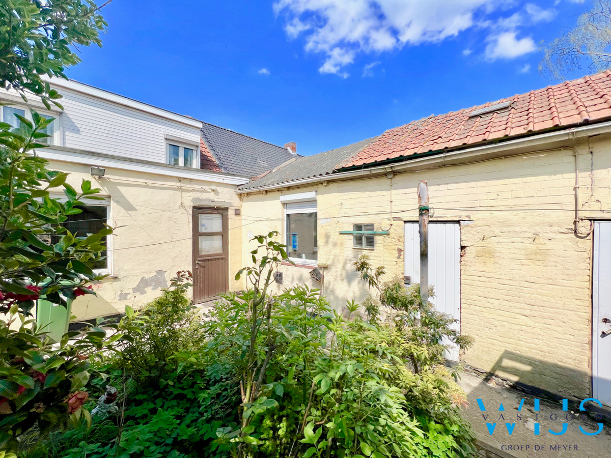 Te renoveren woonhuis op een zeer rustige ligging te Zelzate ! 