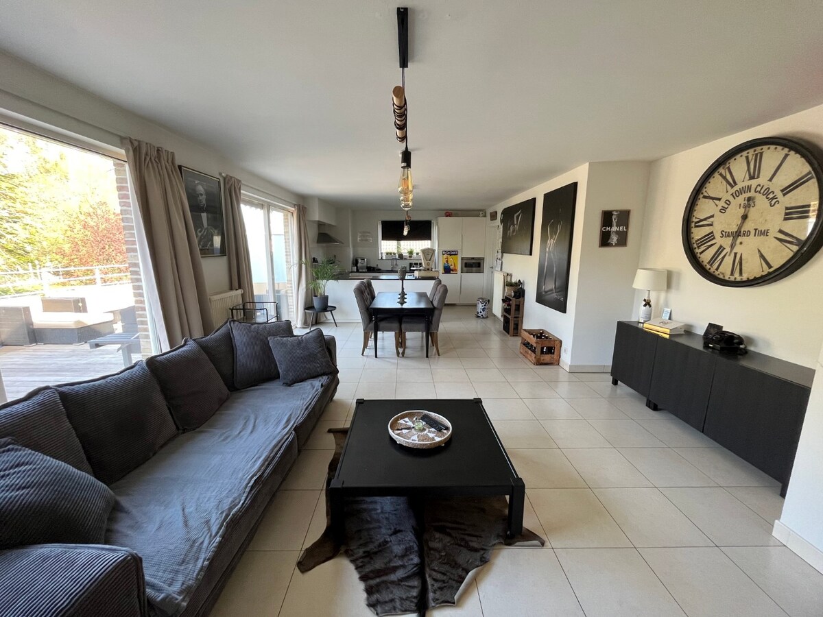 Tijdloos appartement met uitzonderlijk ruim terras 