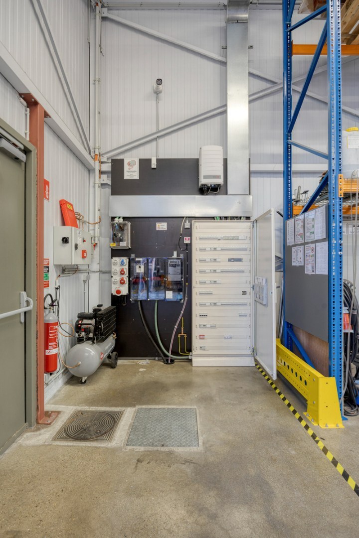 Grondig gerenoveerd KMO gebouw met magazijn en kantoorruimtes in Heverlee op een perceel van 11a19ca! – EPC -22,65 kWh/m² 