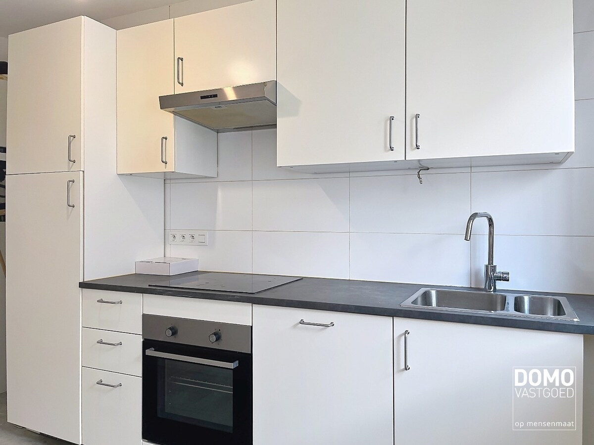 APPARTEMENT MET 2 SLAAPKAMERS EN GARAGEBOX NABIJ CENTRUM VAN HASSELT 