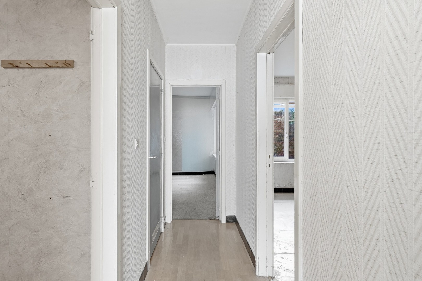 Te renoveren gelijkvloers appartement met 2 slaapkamers in Oostende 