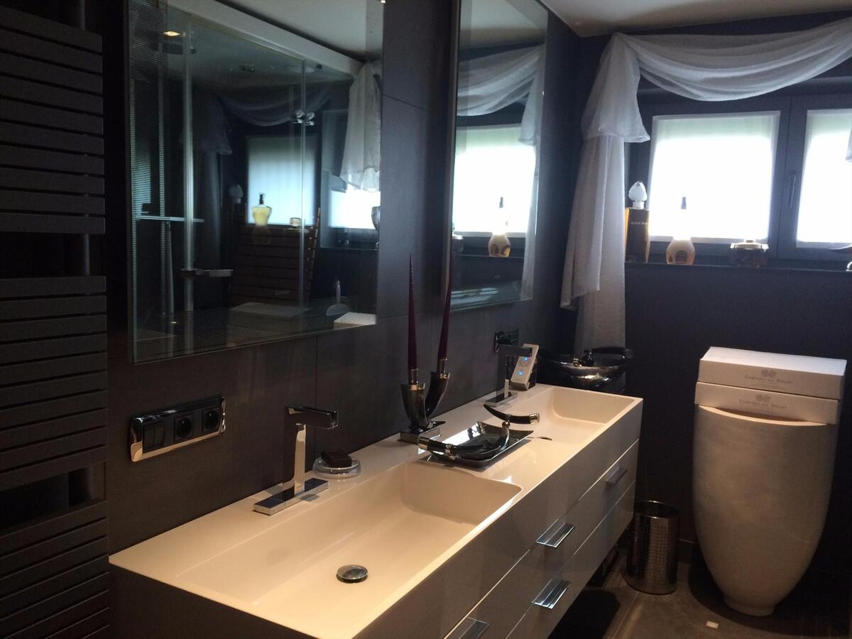 LUXUEUS GELIJKVLOERS APPARTEMENT OP TOPLIGGING MET MAGNIFIEK ZONNETERRAS/TUIN 